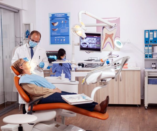 Jak wybrać odpowiedniego dentystę: kluczowe czynniki do rozważenia