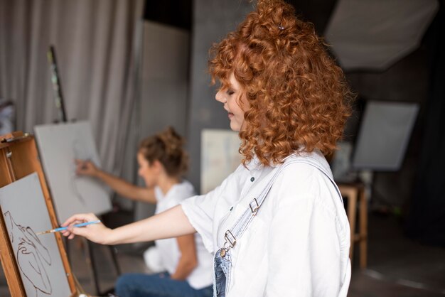 Jak warsztaty kreatywne wpływają na rozwój umiejętności artystycznych nastolatków