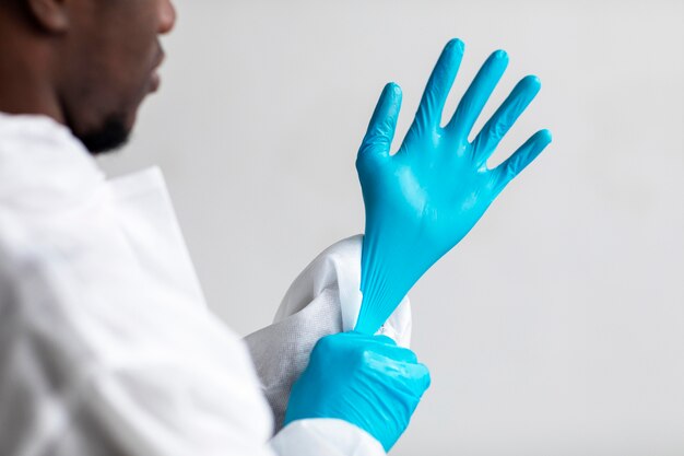 Jak wybrać odpowiednie rękawice ochronne dla personelu medycznego?