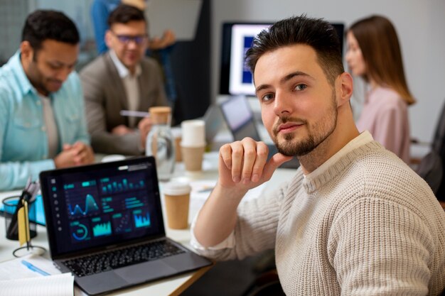 Jak Automatyzacja Zarządzania Domenami Może Ułatwić Życie Właścicielom Stron Internetowych
