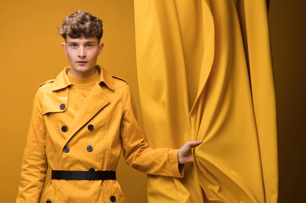 Sztuka Doboru Kolorów w Męskiej Garderobie: Jak Tworzyć Harmonijne Stylizacje