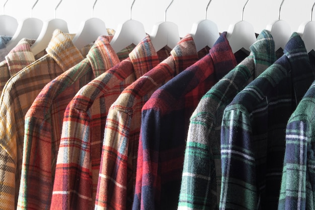 Jakie materiały najlepiej sprawdzą się w męskiej garderobie na każdą porę roku?