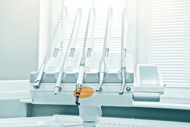 Zalety stosowania nowoczesnych narzędzi stomatologicznych w codziennej praktyce dentystycznej